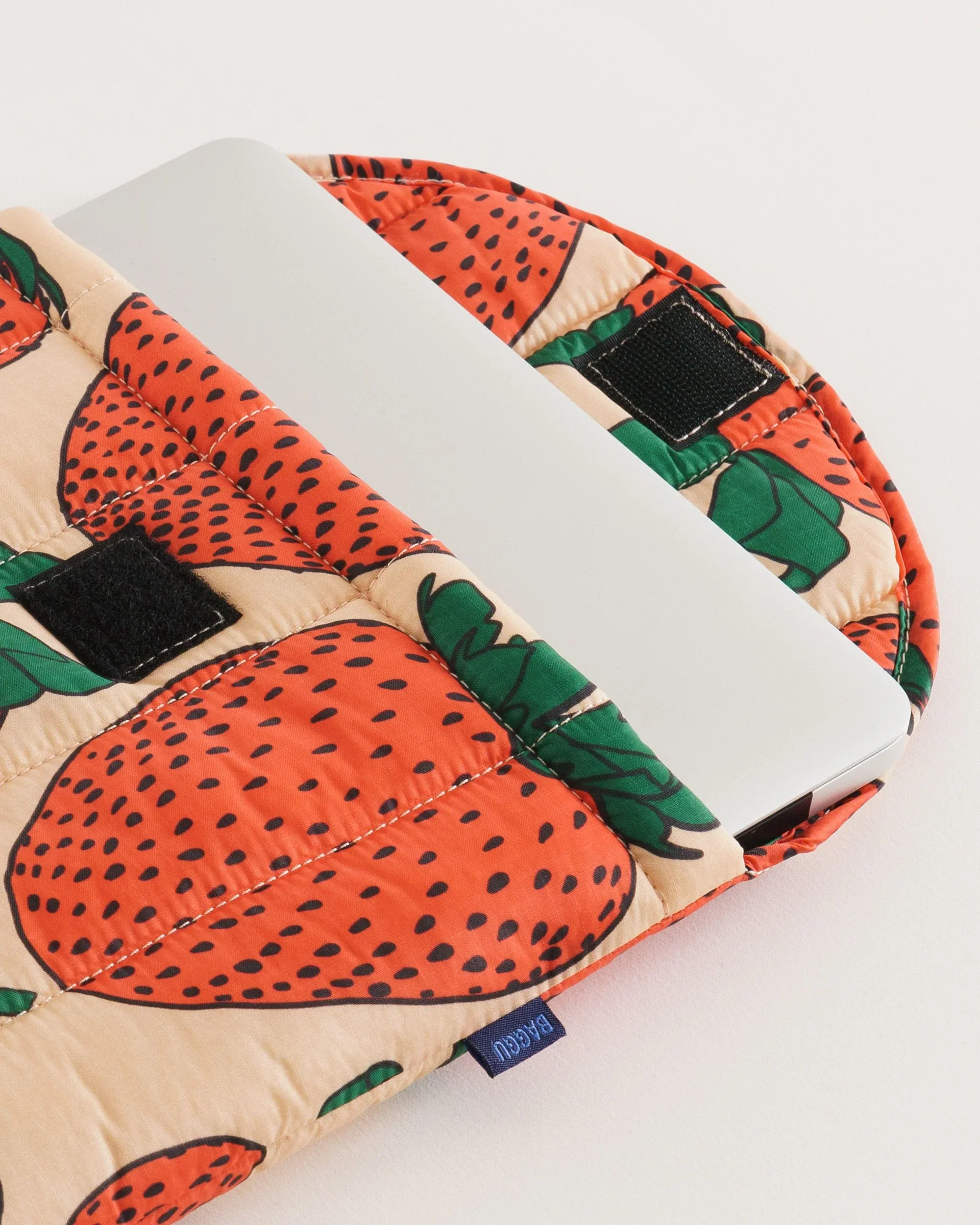 Baggu Puffy Laptop Sleeve 13"/14" - Strawberry - Image 3