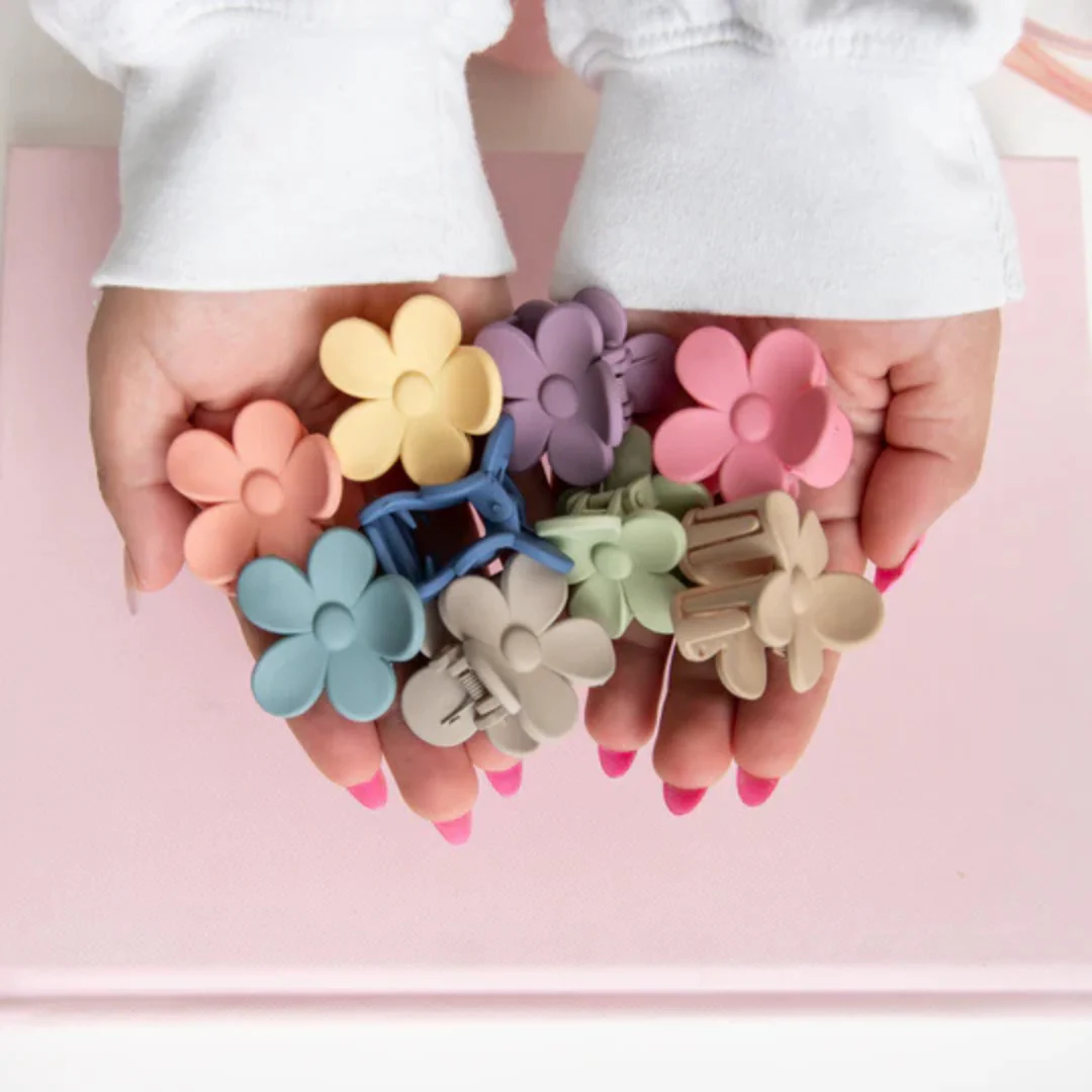 Talking Out of Turn - Flower Claw Clip