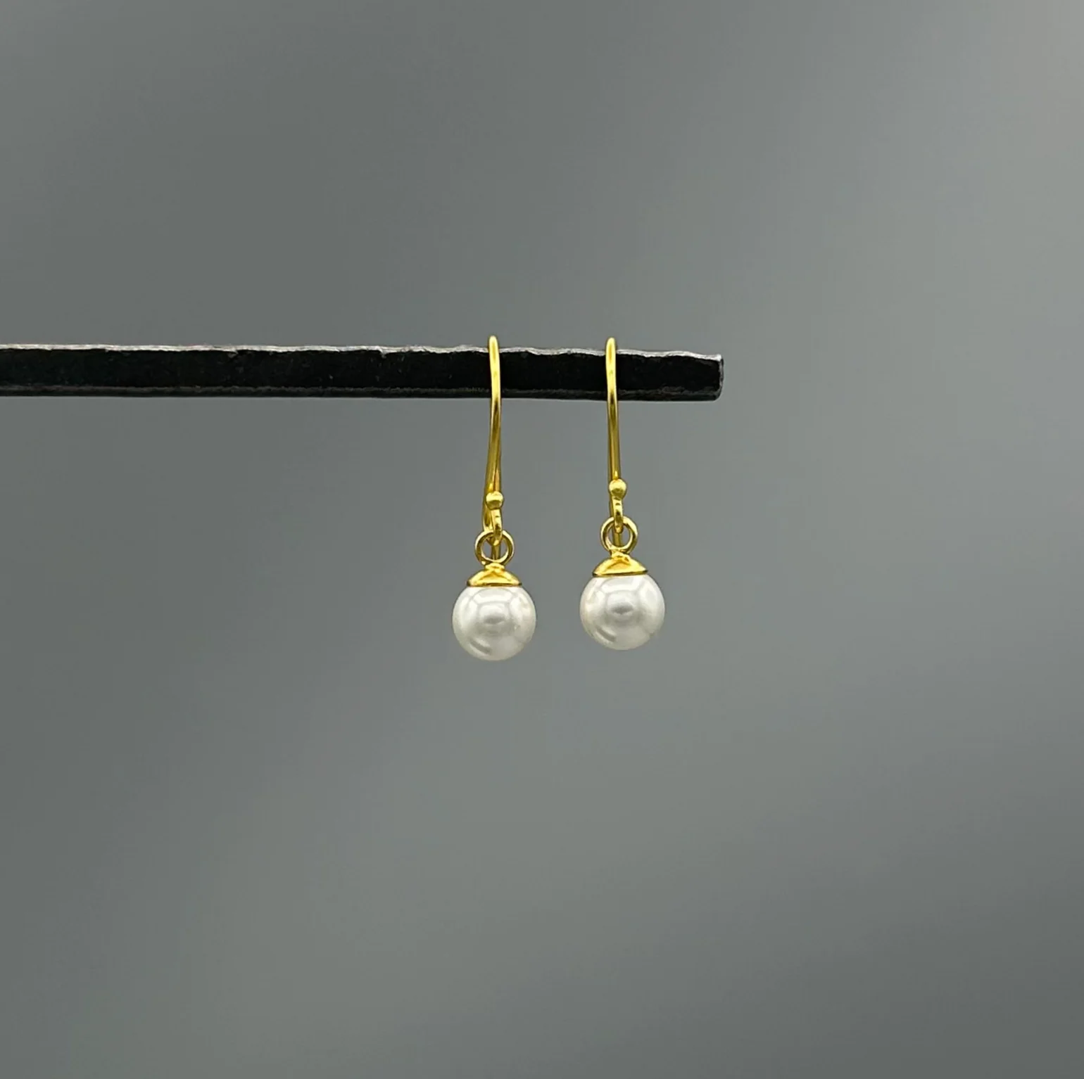V Small Pearl Earrings